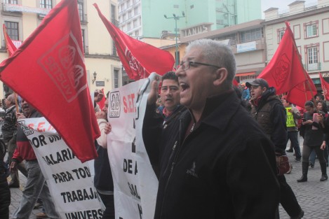 Trabajadores del SETSUV realizaron una nueva marcha exigiendo a las autoridades el 20% de incremento salarial, pese a que se les ha insistido por parte de las autoridades universitarias, que tal porcentaje es imposible.  