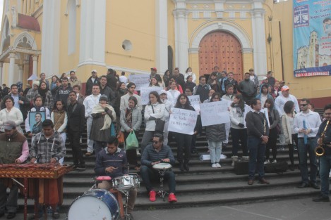 Cielito Lindo, La Llorona, México Lindo y Querido, Amor Eterno, y distintas versiones de Veracruz, se interpretaron en la Plaza Lerdo, con diversos instrumentos y voces, sonaron en Plaza Lerdo, mientras de Palacio de Gobierno, sí con las puertas abiertas, pero sí resguardado por policías, nadie salió a dialogar con quienes se ganan gustosos la vida haciendo cantar y bailar a la sociedad. 