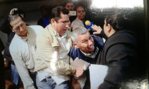 Gonzalo Vicencio Flores, excandidato a la alcaldía de Chicontepec, irrumpió durante la comparecencia del Fiscal del Estado, acusando pasividad en las investigaciones del secuestro y  tortura que sufrió en  junio pasado, y del cual señala como responsable al diputado Manuel Francisco Martínez, a su decir cacique de la región.  Fue retirado por personal de seguridad.