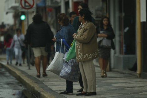 La entrada de un nuevo frente frío provocó descenso en la temperatura. Las autoridades del sector salud recomiendan abrigarse bien para evitar enfermedades respiratorias. 