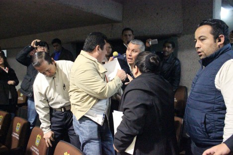 Gonzalo Vicencio Flores, excandidato a la alcaldía de Chicontepec, irrumpió durante la comparecencia del Fiscal del Estado, acusando pasividad en las investigaciones del secuestro y tortura que sufrió en junio pasado, y del cual señala como responsable al diputado Manuel Francisco Martínez, a su decir cacique de la región. Fue retirado por personal de seguridad.