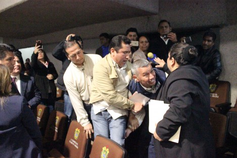 Gonzalo Vicencio Flores, excandidato a la alcaldía de Chicontepec, irrumpió durante la comparecencia del Fiscal del Estado, acusando pasividad en las investigaciones del secuestro y tortura que sufrió en junio pasado, y del cual señala como responsable al diputado Manuel Francisco Martínez, a su decir cacique de la región. Fue retirado por personal de seguridad.