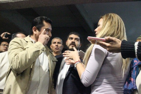 Gonzalo Vicencio Flores, excandidato a la alcaldía de Chicontepec, irrumpió durante la comparecencia del Fiscal del Estado, acusando pasividad en las investigaciones del secuestro y tortura que sufrió en junio pasado, y del cual señala como responsable al diputado Manuel Francisco Martínez, a su decir cacique de la región. Fue retirado por personal de seguridad.