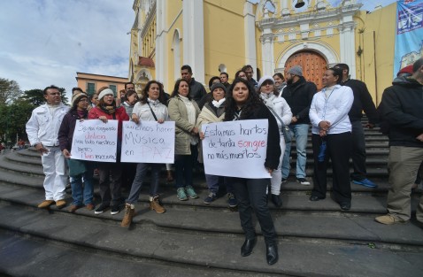 Familiares y amigos de  José Ignacio, músico asesinado en la Cantina La Bartola, acompañados de estudiantes y maestros de la Facultad de Música UV y ciudadanos en general, realizaron un plantón en la Plaza Lerdo para exigir a las autoridades de los tres niveles de Gobierno, seguridad para jóvenes, músicos y población en general. 
