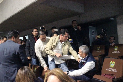  Gonzalo Vicencio Flores, excandidato a la alcaldía de Chicontepec, irrumpió durante la comparecencia del Fiscal del Estado, acusando pasividad en las investigaciones del secuestro y tortura que sufrió en junio pasado, y del cual señala como responsable al diputado Manuel Francisco Martínez, a su decir cacique de la región. Fue retirado por personal de seguridad. 