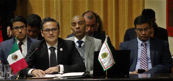 Este lunes en que se manifestaron familiares de una víctima de homicidio, así como de desaparecidos, el fiscal Jorge Winckler se presentó ante diputados para presumir sus logros durante 2017.  