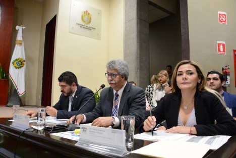 Durante su comparecencia, el Fiscal Winckler Ortiz, confirmó que hay una investigación contra la diputada Cinthya Lobato y otro diputado por delitos de corrupción. Lobato Calderón dijo entonces que recibió amenazas para no incomodar al  fiscal con sus preguntas, pero señaló que ella no es monito cilindrero como otra diputada, para preguntar a modo.