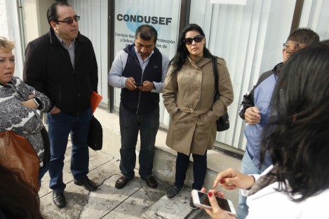 Habitantes de un fraccinamiento en Coatzacoalcos, afectados por el sismo del 7 de septiembre, acudieron a las oficinas de CONDUCEF en la ciudad de Veracruz, para interponer una denuncia contra la financiera Banorte, misma que se niega a pagarles el seguro por daños catastróficos, argumentando que los mismos no son graves.