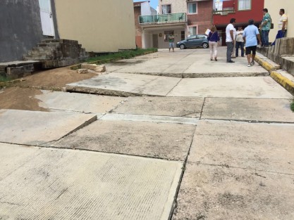 Los afectados por el sismo mostraron imágenes de sus casas, para demostrar que los daños son graves y dijeron que pese a ello la financiera les pretende dar 3 mil pesos para su reparación. Aunque las casas están inhabitables, ellos han continuado pagando puntualmente sus créditos.  