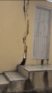 Los afectados por el sismo mostraron imágenes de sus casas, para demostrar que los daños son graves y dijeron que pese a ello la financiera les pretende dar 3 mil pesos para su reparación. Aunque las casas están inhabitables, ellos han continuado pagando puntualmente sus créditos. 