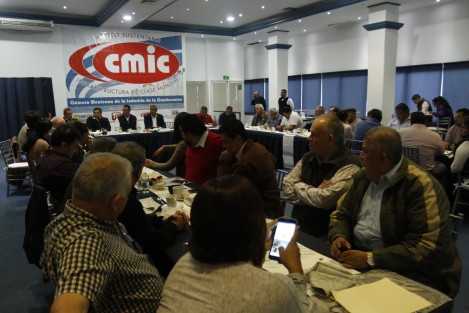 El alcalde de Alvarado, Bogar Ruiz, asistió como invitado al desayuno mensual de socios CMIC. En la reunión, los miembros de la cámara le externaron el grave problema de suministro de agua potable que sufre la Riviera Veracruzana, situación, le dijeron, que debe resolver a la brevedad. 