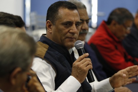 El alcalde de Alvarado, Bogar Ruiz, asistió como invitado al desayuno mensual de socios CMIC. En la reunión, los miembros de la cámara le externaron el grave problema de suministro de agua potable que sufre la Riviera Veracruzana, situación, le dijeron, que debe resolver a la brevedad. 