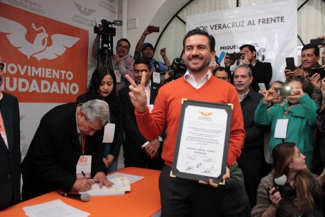 Con la ausencia de Dante Delgado Rannauro, Miguel Ángel Yunes Márquez acudió a solicitar su registro como precandidato a la gubernatura de Veracruz ante la dirigencia estatal del Movimiento Ciudadano. 