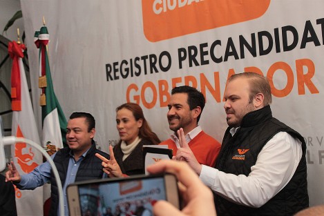 Con la ausencia de Dante Delgado Rannauro, Miguel Ángel Yunes Márquez acudió a solicitar su registro como precandidato a la gubernatura de Veracruz ante la dirigencia estatal del Movimiento Ciudadano. 