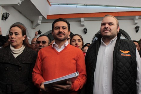 Con la ausencia de Dante Delgado Rannauro, Miguel Ángel Yunes Márquez acudió a solicitar su registro como precandidato a la gubernatura de Veracruz ante la dirigencia estatal del Movimiento Ciudadano. 