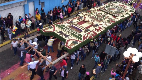 Como parte de las actividades que se llevaron a cabo, destaca la tradicional elaboración, traslado y colocación del Arco Floral en la fachada de la Iglesia de la Asunción, que este año midió casi 20 metros de altura y tuvo más de dos toneladas de peso. 