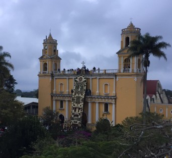Como parte de las actividades que se llevaron a cabo, destaca la tradicional elaboración, traslado y colocación del Arco Floral en la fachada de la Iglesia de la Asunción, que este año midió casi 20 metros de altura y tuvo más de dos toneladas de peso. 
