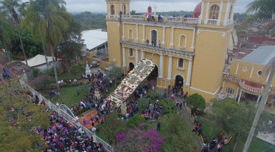 Como parte de las actividades que se llevaron a cabo, destaca la tradicional elaboración, traslado y colocación del Arco Floral en la fachada de la Iglesia de la Asunción, que este año midió casi 20 metros de altura y tuvo más de dos toneladas de peso. 