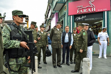 Como parte de su recorrido por el estado, el Secretario de la Defensa Nacional, Salvador Cienfuegos, estuvo en la ciudad de Xalapa, en donde acompañado del alcalde Hipólito Rodríguez y del Gobernador Yunes Linares, recorrió algunas calles del Centro Histórico. 