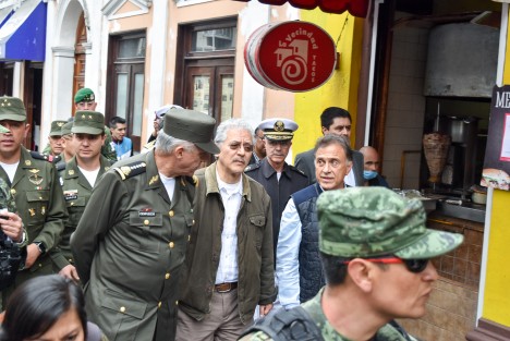 Como parte de su recorrido por el estado, el Secretario de la Defensa Nacional, Salvador Cienfuegos, estuvo en la ciudad de Xalapa, en donde acompañado del alcalde Hipólito Rodríguez y del Gobernador Yunes Linares, recorrió algunas calles del Centro Histórico. 