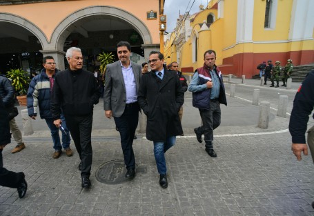Personal de confianza del Gobernador Miguel Ángel Yunes Linares, ya está pensando en que cómo no se habían dado cuenta de que circulan tantos autos sin placas. 