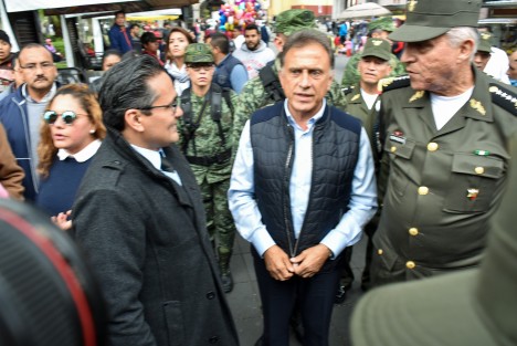Durante su visita a Coatzacoalcos, el titular de la SEDENA le hizo la observación a Yunes Linares, sobre los autos que circulan sin placas, lo cual desconcertó al gobernador veracruzano,que no supo qué contestar. Todos cumplimos la Ley,le indicó el General. 