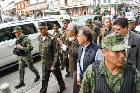 Como parte de su recorrido por el estado, el Secretario de la Defensa Nacional, Salvador Cienfuegos, estuvo en la ciudad de Xalapa, en donde acompañado del alcalde Hipólito Rodríguez y del Gobernador Yunes Linares, recorrió algunas calles del Centro Histórico. 