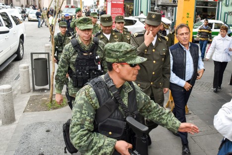 Como parte de su recorrido por el estado, el Secretario de la Defensa Nacional, Salvador Cienfuegos, estuvo en la ciudad de Xalapa, en donde acompañado del alcalde Hipólito Rodríguez y del Gobernador Yunes Linares, recorrió algunas calles del Centro Histórico. 
