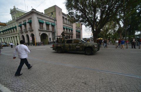 Como parte de su recorrido por el estado, el Secretario de la Defensa Nacional, Salvador Cienfuegos, estuvo en la ciudad de Xalapa, en donde acompañado del alcalde Hipólito Rodríguez y del Gobernador Yunes Linares, recorrió algunas calles del Centro Histórico. 