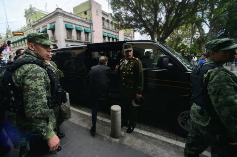 Como parte de su recorrido por el estado, el Secretario de la Defensa Nacional, Salvador Cienfuegos, estuvo en la ciudad de Xalapa, en donde acompañado del alcalde Hipólito Rodríguez y del Gobernador Yunes Linares, recorrió algunas calles del Centro Histórico. 