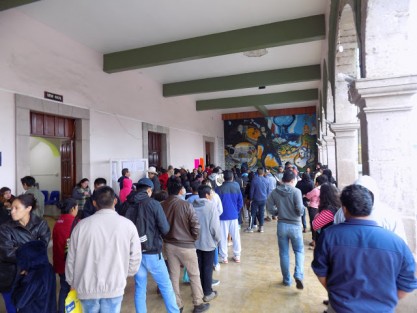 Ciudadanos dejan trámite de credencial para la última hora.