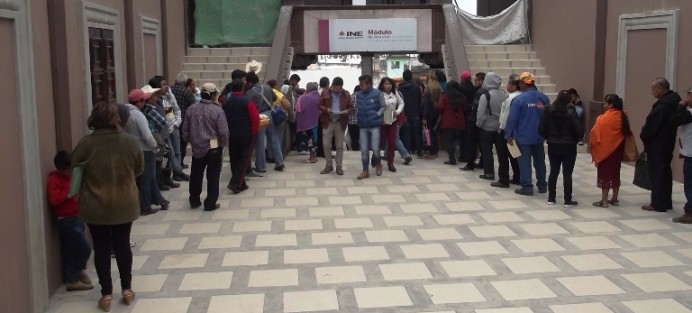 En el último día para solicitar su inscripción al Padrón Electoral y Lista Nominal, el módulo del INE en Papantla luce atiborrado. Estarán atendiendo hasta las 24 horas. 