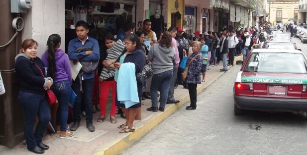 En el último día para solicitar su inscripción al Padrón Electoral y Lista Nominal, el módulo del INE en Papantla luce atiborrado. Del 1 de febrero hasta el 28 de febrero los módulos de atención ciudadana sólo estarán llevando a cabo la reposición de las credenciales por robo o extravío y el 16 de abril concluirá el plazo para la entrega de credenciales por inscripción y/o actualización.
