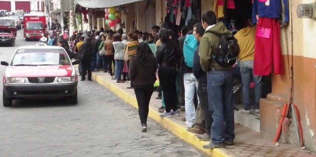 En el último día para solicitar su inscripción al Padrón Electoral y Lista Nominal, el módulo del INE en Papantla luce atiborrado. Del 1 de febrero hasta el 28 de febrero los módulos de atención ciudadana sólo estarán llevando a cabo la reposición de las credenciales por robo o extravío y el 16 de abril concluirá el plazo para la entrega de credenciales por inscripción y/o actualización.
