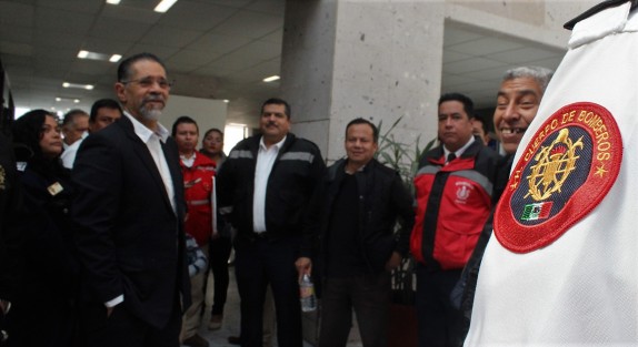 Los integrantes del Grupo Legislativo del Partido Acción Nacional (PAN), en el Congreso del Estado, a través del diputado Tito Delfín Cano, presentaron la iniciativa de decreto por el que se crea la Ley de los Cuerpos de Bomberos del Estado de Veracruz, que tiene como finalidad sentar las bases para la operación de estas organizaciones y el que se les brinde certeza laboral, estableciendo las directrices sobre las cuales sus acciones puedan estar reguladas en materia del servicio público que atienden.