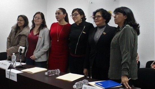 Para coadyuvar a la armonización de las disposiciones que prevén el feminicidio, las diputadas  del Grupo Legislativo de MORENA en el Congreso de Veracruz, Lourdes García González, María del Rocío Pérez y Guadalupe Osorno Maldonado, presentaron una iniciativa de reforma al artículo 367 Bis del Código Penal del Estado, misma que dieron a conocer en conferencia de prensa previa a la sesión del Congreso, con la presencia de Cinthya Lobato, de la Comisión de Equidad y género y titulares del área en el estado. 