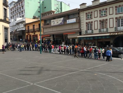 Largas filas en bancos para el pago de inscripción a bachilleratos. De mil a 1 mil 400 pesos por alumno. Así la educación gratuita. ¿Informará la SEV de esos ingresos? 