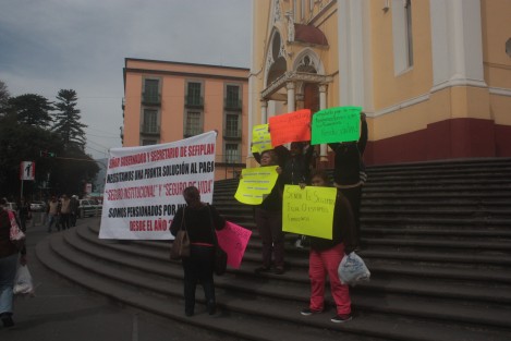 Los manifestantes quienes representan a cerca de 300 en todo el estado, dijeron que para ellos no ha habido cambio, pues en la anterior administración les decían que no había recursos y en la actual los hacen dar vueltas, argumentando que su pago saldrá hasta que el gobernador lo autorice. 