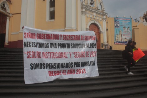 Jubilados y familiares de pensionados fallecidos se manifestaron en la Plaza Lerdo en demanda del pago de prestaciones como seguro institucional y seguro de vida de maestros, que se les adeudan desde 2014.
