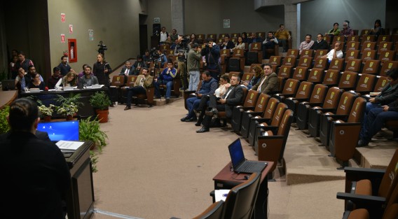 En un evento privado se convirtió la comparecencia de la Comisión de Periodistas, ya que solo asistieron 5 diputados, de los cuales solo preguntaron 3, en particular la diputada María Josefina Gamboa. 