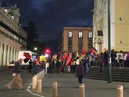 A horas de que se venza el emplazamiento a huelga integrantes del SETSUV se manifiestan en el centro de Xalapa.