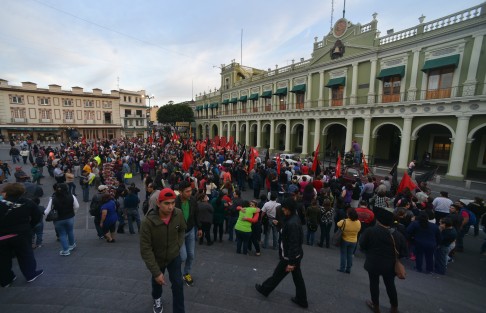 Por cuarto día integrantes del SETSUV exigieron su aumento de sueldo con la advertencia de que se irán a huelga. Hoy permanecieron en la plaza Lerdo.