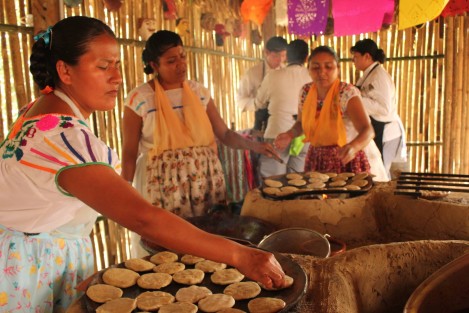 Las Mujeres de Humo forman parte de la Casa de la Cocina Tradicional Totonaca, Casa-Escuela del Centro de las Artes Indígenas.