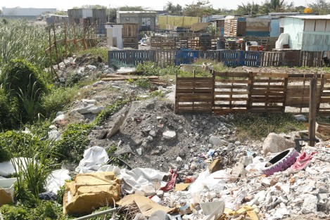 Autoridades municipales de Veracruz colocaron una cinta amarilla para impedir el paso de vehículos y personas que pretendan vertir escombros y basura a un cuerpo lagunar en la colonia Ampliación Serdán.