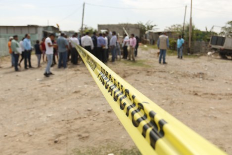 Autoridades municipales de Veracruz colocaron una cinta amarilla para impedir el paso de vehículos y personas que pretendan vertir escombros y basura a un cuerpo lagunar en la colonia Ampliación Serdán.