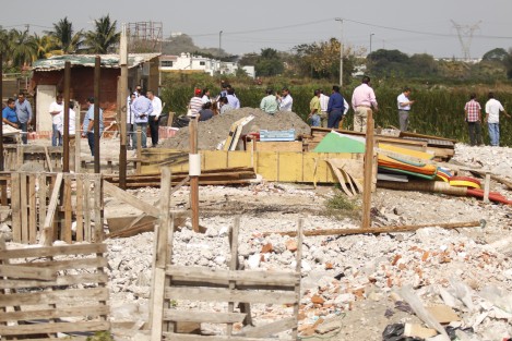 Autoridades municipales de Veracruz colocaron una cinta amarilla para impedir el paso de vehículos y personas que pretendan vertir escombros y basura a un cuerpo lagunar en la colonia Ampliación Serdán.