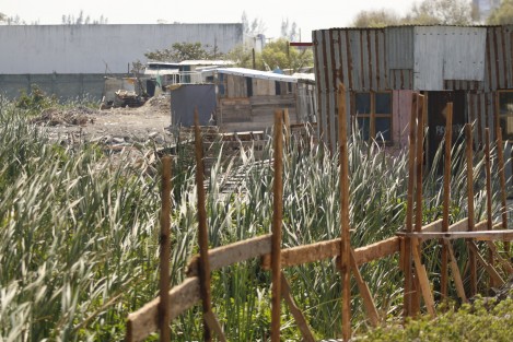 Autoridades municipales de Veracruz colocaron una cinta amarilla para impedir el paso de vehículos y personas que pretendan vertir escombros y basura a un cuerpo lagunar en la colonia Ampliación Serdán.