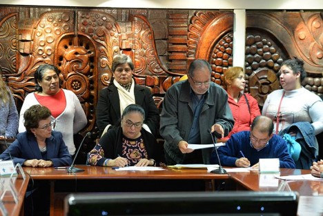 La Universidad Veracruzana (UV) y el Sindicato Estatal de Trabajadores al Servicio de la casa de estudios (SETSUV), firmaron esta madrugada el convenio mediante el cual se conjuró la huelga cuyo emplazamiento vencería a las 7:00 horas de este viernes 2 de febrero.