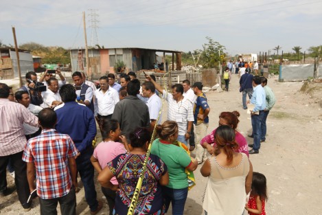 Autoridades municipales de Veracruz colocaron una cinta amarilla para impedir el paso de vehículos y personas que pretendan vertir escombros y basura a un cuerpo lagunar en la colonia Ampliación Serdán.