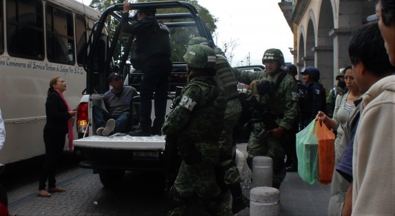 Un hombre que aparentemente se drogaba en el centro de Xalapa y faltaba al respeto a las mujeres,fue detenido por elementos de seguridad y trasladado al cuartel de San José. 